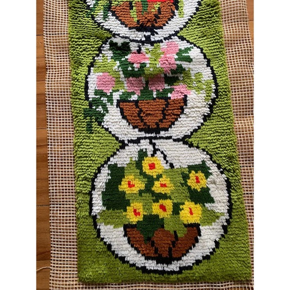Vintage handmade latch hook rug wall hanging finished 1970s 35"long - Picture 6 of 8